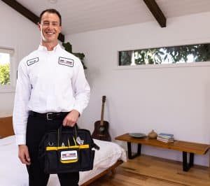 One Hour tech with bag